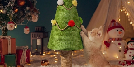 Christmas Tree Cat Scratching Post with Natural Sisal Rope, Durable Large Cat Scratcher with Plush Faux-Grass Base, Pom-Pom Decor, Festive Indoor Play Center for Kittens and Adult Cats to Sharpen Claws, Stretch, and Protect Furniture (24.4*13.8in)