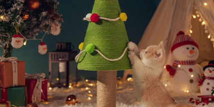 Christmas Tree Cat Scratching Post with Natural Sisal Rope, Durable Large Cat Scratcher with Plush Faux-Grass Base, Pom-Pom Decor, Festive Indoor Play Center for Kittens and Adult Cats to Sharpen Claws, Stretch, and Protect Furniture (20.5*11.8in)