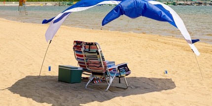 Whale-Shaped Beach Wind Shelter – Ultra-Light 1 kg Portable Sun Shade Tent, Spacious for 2-3 People, Quick Setup Open Design for Seaside Relaxation and Family Outings (Blue)