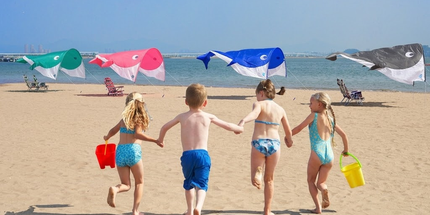 Whale-Shaped Beach Wind Shelter – Ultra-Light 1 kg Portable Sun Shade Tent, Spacious for 2-3 People, Quick Setup Open Design for Seaside Relaxation and Family Outings (Pink)