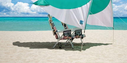 Whale-Shaped Beach Wind Shelter – Ultra-Light 1 kg Portable Sun Shade Tent, Spacious for 2-3 People, Quick Setup Open Design for Seaside Relaxation and Family Outings (Pink)